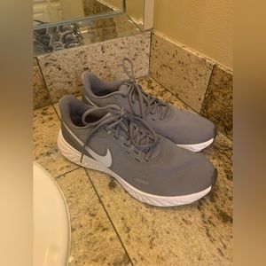 Nike Revolution men’s size 9.5 nearly perfect barely worn grey white comfy light